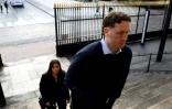 Le rugbyman néo-"élandais Rory Grice (d) arrive au palais de justice de Bordeaux, le 2 décembre 2024 en Gironde