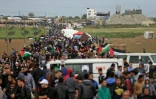 Des Palestiniens manifestent à l'est de la ville de Gaza, près de la frontière entre la bande de Gaza et Israël, le 30 mars 2018 à l'occasion de la "Journée de la terre"