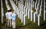 Des personnes se recueillent au cimetière mémorial du village de Potočari, le 28 août 2026, après le décès de l'ancien chef militaire des Serbes de Bosnie, Ratko Mladić, près de Srebrenica, dans l'est de la Bosnie