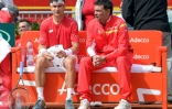 L'entraîneur de l'équipe d'Espagne de Coupe Davis Sergi Bruguera (d) conseille Rafael Nadal lors du quart de final contre l'Allemagne, le 6 avril 2018 à Valence