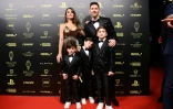 L'attaquant du Paris Saint-Germain, l'Argentin Lionel Messi avec sa femme Antonela Roccuzzo et leurs trois enfants Ciro, Mateo et Thiago à leur arrivée à la cérémonie du Ballon d'Or France Football 2021 au Théâtre du Châtelet à Paris le 29 novembre 2021
