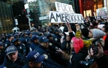 Des policiers new-yorkais font barrage aux manifestants anti-Trump, devant la Trump Tower, le 12 novembre 2016
