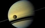 Titan et Saturne pris par la sonde Cassini le 31 août 2012