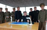 Photo fournie le 30 août 2017 par l'agence officielle nord-coréenne KCNA montrant le leader nord-coréen Kim Jong-Un observer le tir d'un missile Hwasong-12  au-dessus du Japon dans un endroit non précisé
