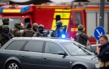 Arrivée de la police devant le centre commercial Olympia Einkaufzentrum le 22 juillet 2016 à Munich
