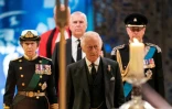 Le nouveau roi Charles III (premier plan), La princesse Anne (G), le prince Andrew (C) et le prince Edward (D) à la cathédrale de St Gile à Edimbourg le 12 septembre 2022