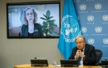 Le secrétaire général de l'ONU, Antonio Guterres, écoute la directrice exécutive du Programme des Nations Unies pour l'environnement, Inger Anderson, s'exprimer virtuellement au siège de l'ONU à New York, le 20 novembre 2023