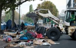 Un bulldozer pendant l'évacuation du camp installé entre les stations de métro Stalingrad et Jaurès à Paris le 4 novembre 2016