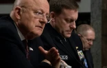 Le directeur du renseignement James Clapper (g) et de la NSA Michael Rogers (c) lors d'une audition devant le Sénat à Washington, le 5 janvier 2017