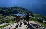 Des randonneurs partent après avoir emballé leur bivouac, dans la réserve naturelle des Aiguilles Rouges, au-dessus de Chamonix, le 31 juillet 2023