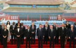 Photo de famille du président chinois Xi Jinping (c), de ses homologues brésilien Luiz Inacio Lula da Silva (3e d), chilien Gabriel Boric (2e g), colombien Gustavo Petro (3eg) et d'autres représentants avant l'ouverture de la 4e réunion ministérielle de la Celac à Pékin, le 13 mai 2025