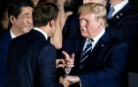 Le président français Emmanuel Macron (de dos) s'entretient avec son homologue américain Donald Trump (D), le 28 juin 2019 à Osaka, dans le sud du Japon, lors du sommet du G20