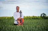 Le violoncelliste Jacob Shaw avec son violon dans un champ de maïs à Stevns, le 15 juin 2021