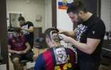 Le coiffeur serbe Mario Hvala dessine Messi sur l'arrière du crâne d'un client à Novi Sad, en Serbie, le 10 juin 2018