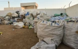 Déchets plastiques ramassés le long de la plage par des collecteurs d'ordures informels en Tunisie, avant d'être compactés et broyés, sur les îles Kerkennah, à quelque 20 km au large de la ville portuaire de Sfax, le 3 août 2023
