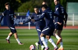Kylian Mbappe (au centre) lors d'une séance d'entraînement de l'équipe de France à Clairefontaine, près de Paris, le 27 mars 2022