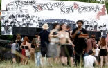 Des participants à une free party sur un site militaire à Cornusse, près de Bourges, le 2 mai 2026