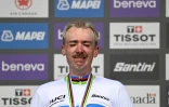 Brandon McNulty en pleurs sur la plus haute marche du podium de la course en ligne des Championnats du monde de cyclisme le 27 septembre 2026 à Montréal