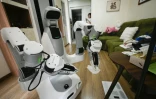 Un robot X Square fait le ménage au domicile d'une cliente, le 21 mai 2026 à Pékin, en Chine
