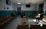 Des patients attendent d'être pris en charge dans la salle d'attente des urgences de Montauban, le 20 juillet 2022