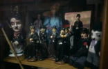 Des figurines de Charlie Chaplin exposées au Musée du cinéma à Londres, le 9 novembre 2024
