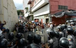 Confrontation entre policiers et manifestants à Caracas pour protester contre la pénurie de nourriture, le 28 décembre 2017