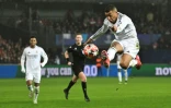 L'attaquant français du Real Madrid Kylian Mbappé contrôle le ballon sous les yeux des spectateurs du stade du Roudourou lors du match contre Brest en phase de ligue de C1 à Guingamp dans l'ouest de la France le 29 janvier 2025  