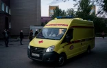Une ambulance transportant l'opposant russe Aleï Navalny quitte l'hôpital d'Omsk en Russie le 22 août 2020 pour l'emmener à l'aéroport en vue de son évacuation en Allemagne
