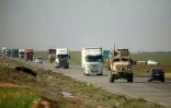Des véhicules militaires américains en convoi sur une autoroute à l'extérieur de Qamishli, dans la province de Hassaké, au nord-est de la Syrie, le 23 février 2026