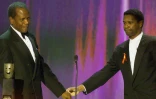 L'acteur Sidney Poitier (à gauche) et l'acteur Denzel Washington (à droite) lors de la cérémonie des SAG Awards, le 12 mars 2000 à Los Angeles