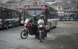 Des policiers devant des bus au dépôt dans le district populaire de San Juan de Lurigancho, le 8 avril 2026 à Lima