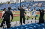 Des membres de l'"oendan" de l'Université Meiji encouragent leur équipe lors d'un match de baseball, le 13 mai 2023 à Tokyo