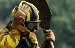 Un pompier lors d'un incendie de forêt dans le village de Vilarino, dans la municipalité de Carballeda de Avia, au nord-ouest de l'Espagne, le 17 août 2025