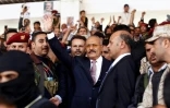 L'ex-président yéménite Ali Abdallah Saleh (au centre, bras levé), le 24 août 2017 à Sanaa
