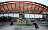 La statue d'Eusebio devant le stade de la Luz, à Lisbonne, le 10 août 2020