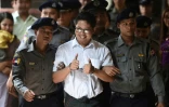Le journaliste de Reuters Wa Lone escorté à son arrivée au tribunal de Rangoun (Birmanie) le 3 septembre 2018.