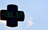 Un thermomètre sur la façade d'une pharmacie à Toulouse indique 38,5°C, le 6 août 2018 lors d'un épisode de canicule