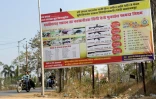 Un panneau d'affichage parrainé par la police offrant des récompenses aux habitants pour des informations sur les Naxalites et des récompenses aux rebelles qui se rendent, à Bijapur, dans l'État de Chhattisgarh, le 9 mars 2025 dans le centre de l'Inde