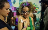 Une femme se fait tatouer "non c'est non", le 7 février 2018 lors du festival de Rio, pour dénoncer le harcèlement sexuel