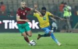 Le milieu de terrain marocain Sofyan Armabat (g), à la lutte avec son homologue gabonais Guelor Kanga Kalu, lors de leur match du groupe C de la Coupe d'Afrique des nations, le 18 janvier 2022 à Yaoundé