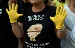 "Je cherche mon enfant, né en avril 1978 à Cadiz", indique le t-shirt d'une espagnole, manifestant pour les "droits" des bébés volés sous la dictature de Franco, à Madrid le 26 juin 2018