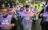 Des familles de victimes de la bousculade de Halloween à Séoul manifestent sur le lieu de la tragédie dans le quartier d'Itaewon, le 5 avril 2023