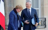 Le ministre de l'Economie Bruno Le Maire (D) sur le perron de l'Elysée à Paris le 27 octobre 2021 au côté du ministre aux Relations avec le Parlement Marc Fesneau