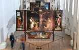 Le Retable d'Issenheim exposé au musée Unterlinden de Colmar, le 29 avril 2022, avec une copie d'un panneau de la Crucifixion (au centre, à droite) avant sa restauration