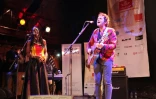 L'artiste malienne Fatoumata Diawara (g) et le musicien français Matthieu Chedid, alias -M-, le 26 janvier 2017 à Bamako
