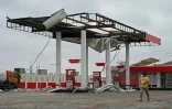 Une station-service endommagée par le passage du cyclone Tauktae, près d'Amreli, le 18 mai 2021 en Inde