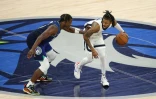 Ja Morant (d) des Memphis Grizzlies face à Anthony Edwards des Minnesota Timberwolves en quart de finale de Conférence en NBA le 29 avril 2022 au Target Center à Minneapolis