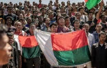 Des étudiants chantent l'hymne national en tenant des drapeaux malgaches avant de se rendre à un rassemblement de la société civile, à l'université Ankatso d'Antananarivo, le 13 octobre 2025