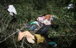 Des habits retrouvés dans la forêt de Shakahola où des corps ont été exhumés près de la ville côtière kényane de Malindi (est), le 23 avril 2023