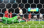 L'attaquant anglais Harry Kane reprend son pénalty repoussé par le gardien de but danois Kasper Schmeichel et marque le 2e but, lors de la prolongation de la demi-finale de l'Euro 2020, le 7 juillet 2021 au stade de Wembley à Londres